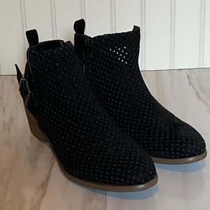 Universal Thread Goods Co V-booties
